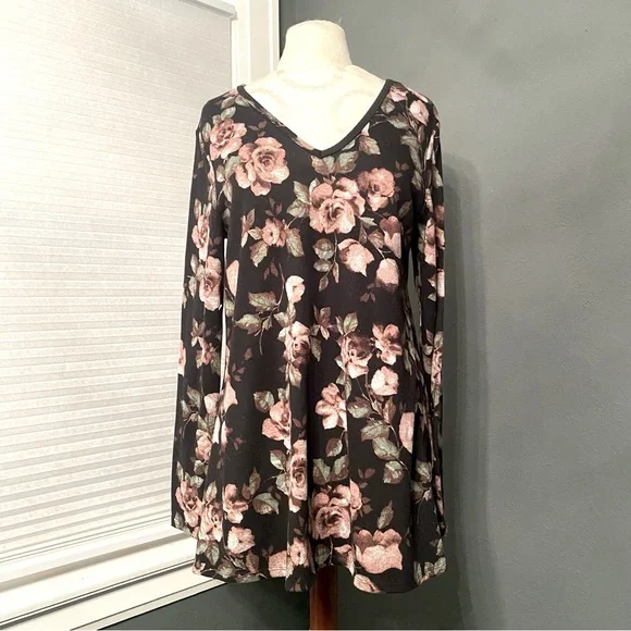 iZ Byer Black & Pink Floral V-neck Criss-cross Back Top - Picture 2 of 5